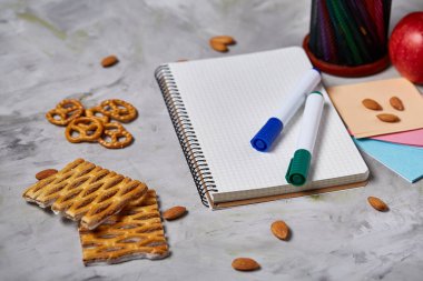 Bir defter, iki işaretleri ve jöle fasulye beyaz bir arka plan, metin, seçici odak için kopya yer üzerinde ürün yelpazesine.