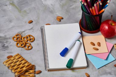 Bir defter, iki işaretleri ve jöle fasulye beyaz bir arka plan, metin, seçici odak için kopya yer üzerinde ürün yelpazesine.