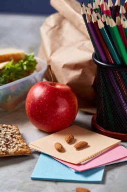 Okul veya sandviç ile öğle yemeği kutusu ve çeşitli renkli sebze ve meyve ahşap arka plan üzerinde piknik, yakın çekim.