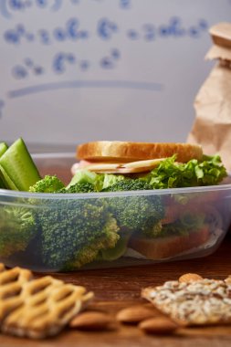 Jambonlu sandviç ahşap arka plan üzerinde okul beslenme çantası hazırlama, yakın çekim.