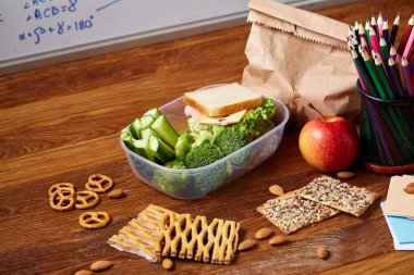 Jambonlu sandviç ahşap arka plan üzerinde okul beslenme çantası hazırlama, yakın çekim.