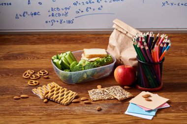 Jambonlu sandviç ahşap arka plan üzerinde okul beslenme çantası hazırlama, yakın çekim.