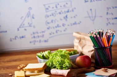 Jambonlu sandviç ahşap arka plan üzerinde okul beslenme çantası hazırlama, yakın çekim.