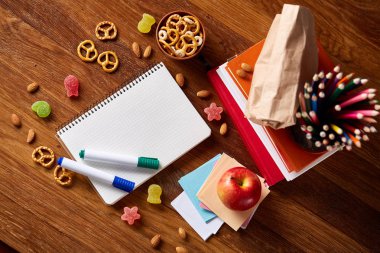 Bir defter, iki işaretleri ve ahşap bir masa, kopya alanı metin, seçici odak için muz.