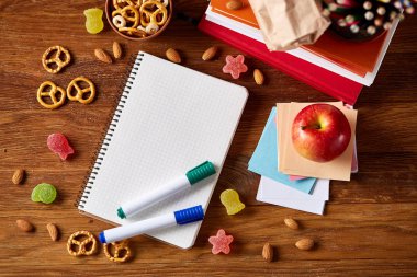 Bir defter, iki işaretleri ve ahşap bir masa, kopya alanı metin, seçici odak için muz.