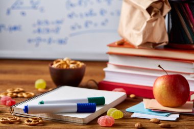 Jambonlu sandviç ahşap arka plan üzerinde okul beslenme çantası hazırlama, yakın çekim.