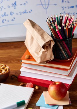 Bir defter, iki işaretleri ve ahşap bir masa, kopya alanı metin, seçici odak için muz.