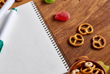 Bir defter, iki işaretleri ve ahşap bir masa, kopya alanı metin, seçici odak için muz.