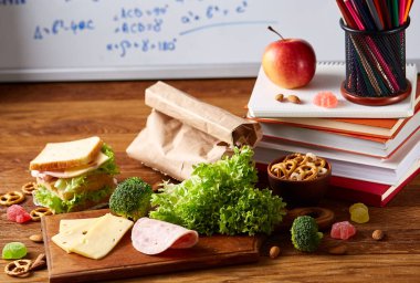 Jambonlu sandviç ahşap arka plan üzerinde okul beslenme çantası hazırlama, yakın çekim.