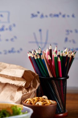 Jambonlu sandviç ahşap arka plan üzerinde okul beslenme çantası hazırlama, yakın çekim.