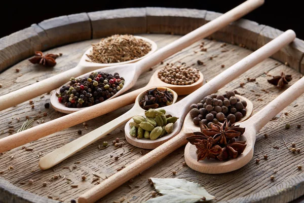 Renkli aromatik eski ahşap masa, yakın çekim, düz yemek pişirmek için çeşitli baharatlar yatıyordu, seçici odak.