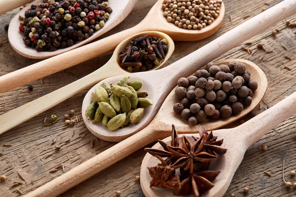 Renkli aromatik eski ahşap masa, yakın çekim, düz yemek pişirmek için çeşitli baharatlar yatıyordu, seçici odak.