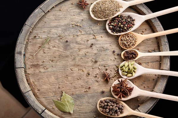 Renkli aromatik yemek eski ahşap varil, yakın çekim, düz için çeşitli baharatlar yatıyordu, seçici odak, kopya alanı.