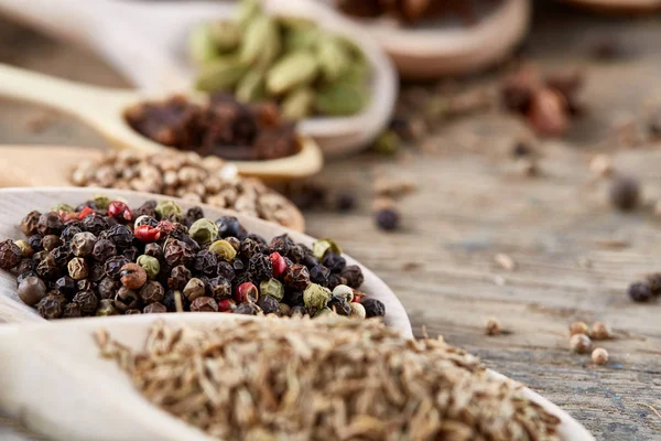 Renkli aromatik yemek eski ahşap varil, yakın çekim, düz için çeşitli baharatlar yatıyordu, seçici odak.