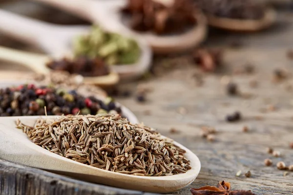 Renkli aromatik yemek eski ahşap varil, yakın çekim, düz için çeşitli baharatlar yatıyordu, seçici odak.