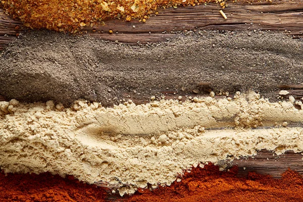 Renkli baharat arka plan ile farklı renk baharatlar, makro, seçici odak, sığ derinlik-in tarla.