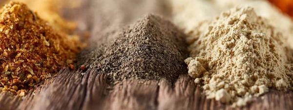 Renkli baharat arka plan ile farklı renk baharatlar, makro, seçici odak, sığ derinlik-in tarla.