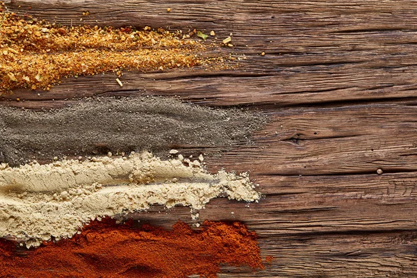 Renkli baharat arka plan ile farklı renk baharatlar, makro, seçici odak, sığ derinlik-in tarla.