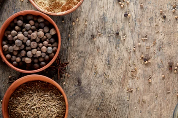 Ahşap varil, yakın çekim, seçici odak, dikey üst Seramik kase içinde baharatlar.