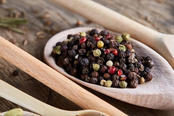 Aromatik kaşıklarla eski ahşap masa, yakın çekim, düz yemek pişirmek için çeşitli baharatlar yatıyordu, seçici odak.