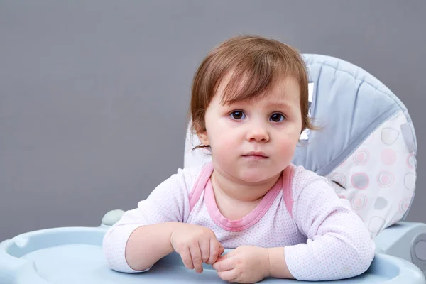 Adorable niña niño se divierte mientras come algunas frutas en fondo grisáceo — Foto de Stock