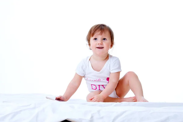 Linda niña está divirtiéndose mientras come pasta sobre fondo blanco — Foto de Stock