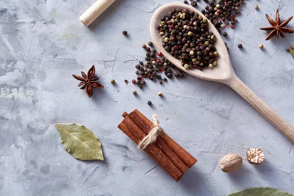 Peppercorns en cuchara de madera con camino de recorte sobre fondo texturizado blanco, primer plano, enfoque selectivo . —  Fotos de Stock