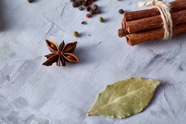 Hoja de laurel, nuez moscada y especias sobre fondo blanco texturizado, vista superior, primer plano, enfoque selectivo . —  Fotos de Stock