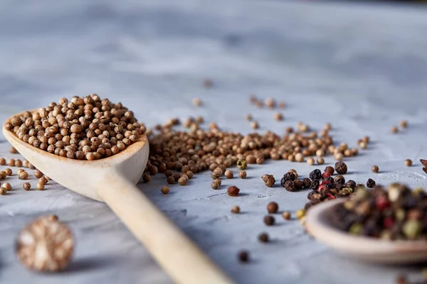 Kırpma yolu üzerinde beyaz tahta kaşıkla kişniş dokulu arka plan, yakın çekim, seçici odak.