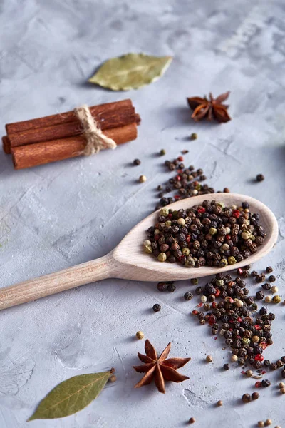 Kırpma yolu üzerinde beyaz tahta kaşıkla peppercorns dokulu arka plan, yakın çekim, seçici odak.