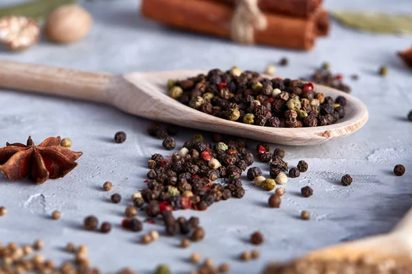 Kırpma yolu üzerinde beyaz tahta kaşıkla peppercorns dokulu arka plan, yakın çekim, seçici odak.