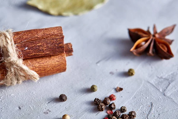 Kırpma yolu üzerinde beyaz tahta kaşıkla kişniş dokulu arka plan, yakın çekim, seçici odak.