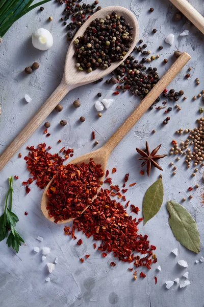 Çeşitli baharat beyaz dokulu arka planda, düz mutfak natürmort lay, yakın çekim, seçici odak.