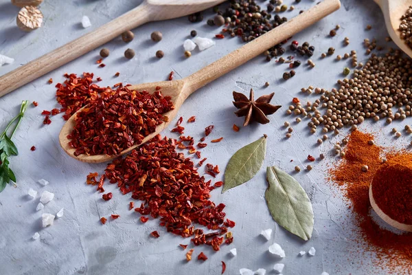 Çeşitli baharat beyaz dokulu arka planda, düz mutfak natürmort lay, yakın çekim, seçici odak.