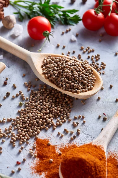 Çeşitli baharat beyaz dokulu arka planda, düz mutfak natürmort lay, yakın çekim, seçici odak.