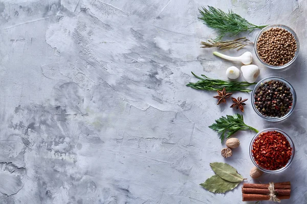 Çeşitli baharat beyaz dokulu arka planda, düz mutfak natürmort lay, yakın çekim, seçici odak.