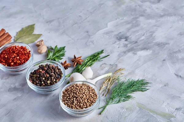 Yukarıdaki üç cam kase baharatlar ile beyaz dokulu arka plan, satırlarda düzenlenen görüntülemek.