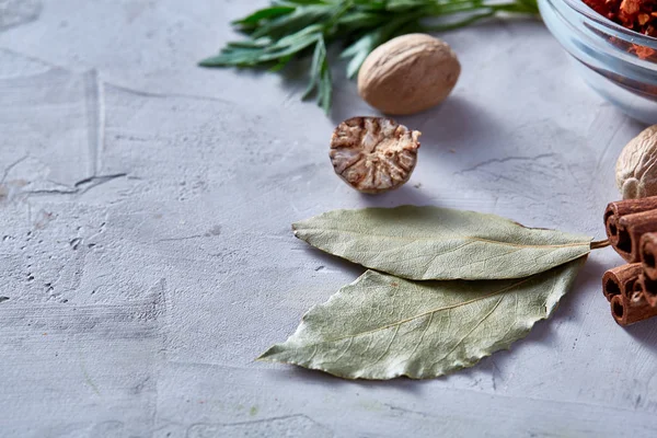 Çeşitli baharat beyaz dokulu arka planda, düz mutfak natürmort lay, yakın çekim, seçici odak.