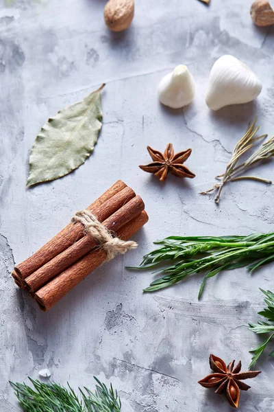 Çeşitli baharat beyaz dokulu arka planda, düz mutfak natürmort lay, yakın çekim, seçici odak.