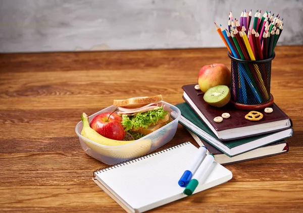 Bir defter, iki işaretleri ve ahşap bir masa, kopya alanı metin, seçici odak için çerezleri ürün yelpazesine.