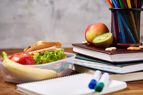 Bir defter, iki işaretleri ve ahşap bir masa, kopya alanı metin, seçici odak için çerezleri ürün yelpazesine.