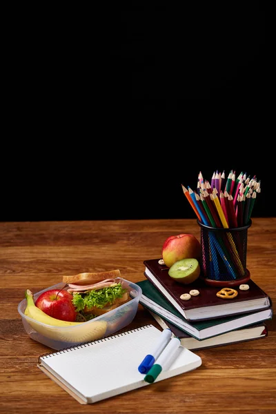 Bir defter, iki işaretleri ve ahşap bir masa, kopya alanı metin, seçici odak için çerezleri ürün yelpazesine.