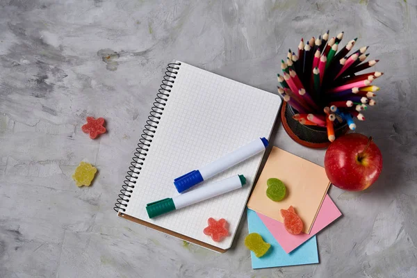 Bir defter, iki işaretleri ve jöle fasulye beyaz bir arka plan, metin, seçici odak için kopya yer üzerinde ürün yelpazesine.