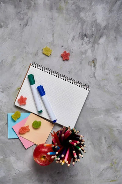 Bir defter, iki işaretleri ve jöle fasulye beyaz bir arka plan, metin, seçici odak için kopya yer üzerinde ürün yelpazesine.