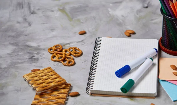 Bir defter, iki işaretleri ve jöle fasulye beyaz bir arka plan, metin, seçici odak için kopya yer üzerinde ürün yelpazesine.