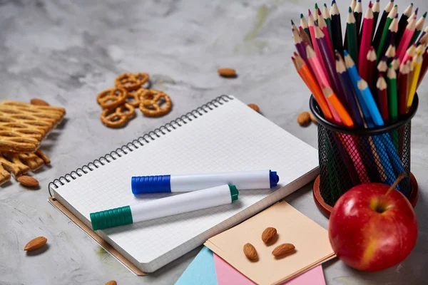 Bir defter, iki işaretleri ve jöle fasulye beyaz bir arka plan, metin, seçici odak için kopya yer üzerinde ürün yelpazesine.