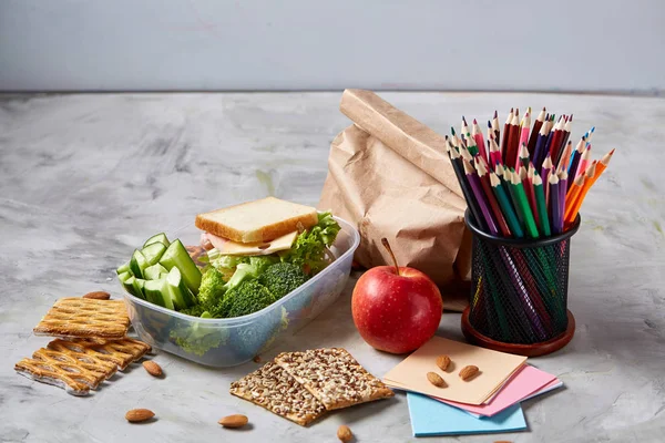 Okul veya sandviç ile öğle yemeği kutusu ve çeşitli renkli sebze ve meyve ahşap arka plan üzerinde piknik, yakın çekim.