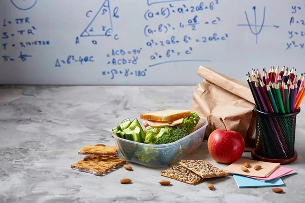 Jambonlu sandviç ahşap arka plan üzerinde okul beslenme çantası hazırlama, yakın çekim.