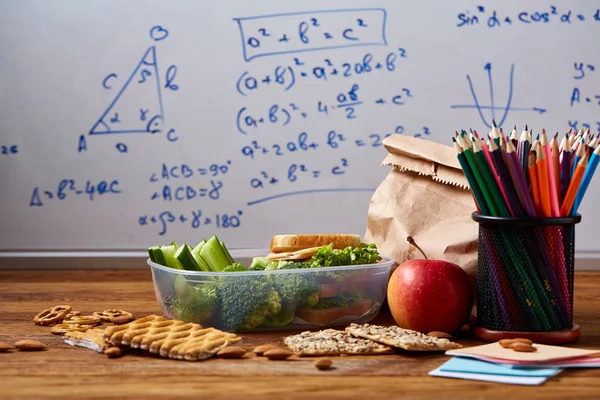 Jambonlu sandviç ahşap arka plan üzerinde okul beslenme çantası hazırlama, yakın çekim.