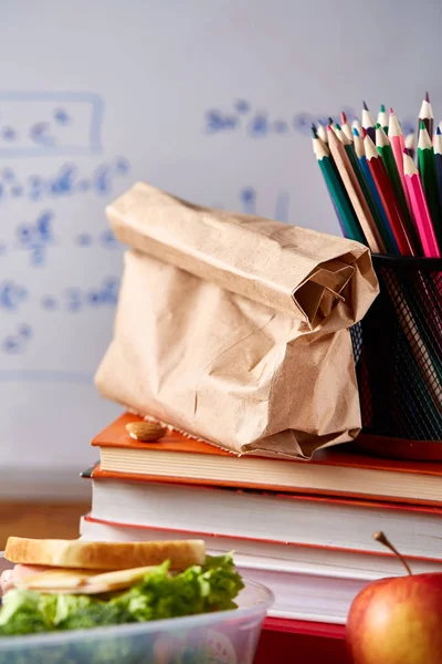 Jambonlu sandviç ahşap arka plan üzerinde okul beslenme çantası hazırlama, yakın çekim.